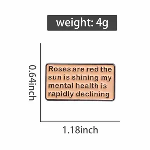 Detailweergave van een roze rechthoekige emaille speld met tekst en afmetingen in inches