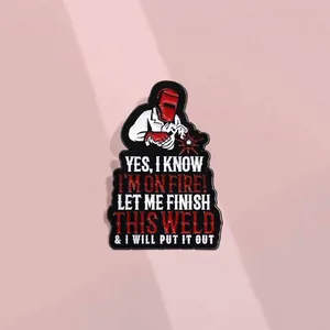Détail du pin's émaillé pour soudeur avec personnage de dessin animé et slogan drôle