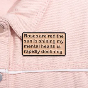 Macro van roze emaille pin op denim jas met grappige tekst voor een unieke kledingstijl
