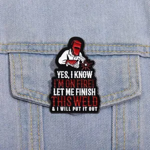 Pin's en émail soudeur avec slogan sur veste en jean, badge de revers dessin animé