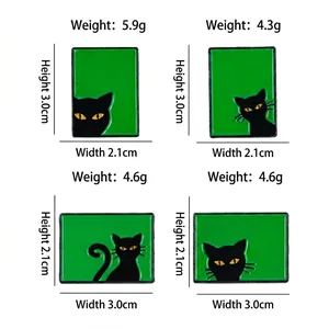 Set de pin's émaillés chat noir avec fond vert et dimensions sur fond blanc épuré