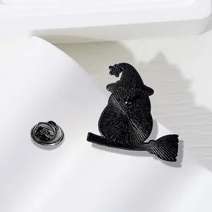 Détail de l'arrière de l'épingle émaillée avec texture noire et fermoir papillon
