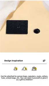 Détail du dos du badge en métal noir montrant la texture antidérapante et le fermoir papillon