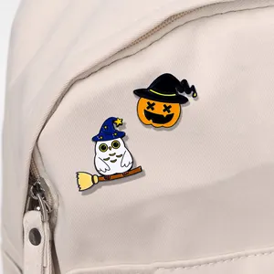 Vue détaillée de broches d'Halloween avec citrouille et hibou sur un sac en toile