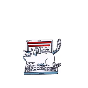 Niedliche Emaille-Anstecknadel mit weißer Katze auf blauem Laptop und kreativem Design