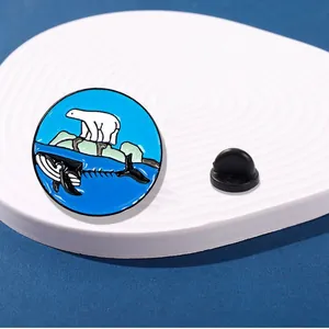Épinglette en émail écologique avec ours polaire et squelette de baleine pour l'océan
