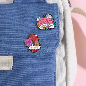 Detail von Be Kind To Your Mind Emaille-Pins mit Gehirn- und Herz-Motiven auf Stofftasche