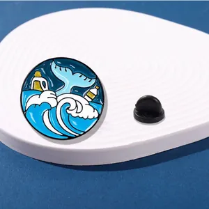Broche en émail écoresponsable avec queue de baleine et vagues sur plateau blanc