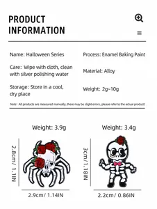 Λεπτομερής προβολή καρφίτσας σκελετού Halloween με κόκκινο τριαντάφυλλο και αράχνη