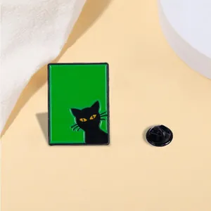 Épingle émaillée rectangulaire verte avec chat noir et son fermoir rond noir assorti