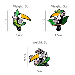 Lot de trois pin's émaillés toucans tropicaux avec fleurs et feuilles de palmier