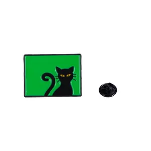 Broche émaillée chat noir sur fond vert avec fermoir papillon et silhouette créative