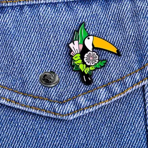 Broche toucan tropical en émail avec feuilles sur veste en jean, badge oiseau mignon