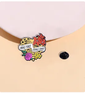 Detail der anatomischen Herz-Rippen-Emaille-Anstecknadel mit Blumen und Inhale Peace Gravur