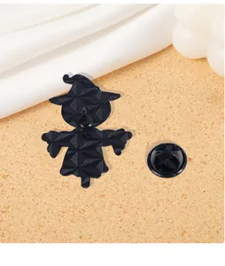 Gros plan du dos de la broche d'Halloween avec texture en métal noir et fermoir papillon
