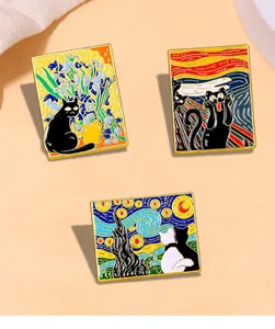 Dettaglio di tre spille creative in smalto con gatti ispirate a Van Gogh e Munch