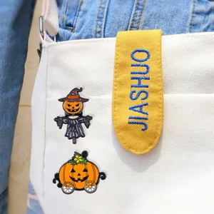 Broches d'Halloween en émail avec épouvantail citrouille et carrosse sur sac blanc