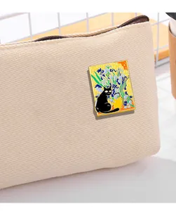 Spilla smaltata artistica con gatto stile Van Gogh su una borsa di tela beige