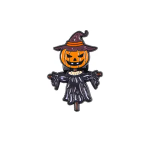 Pin's d'Halloween en émail épouvantail citrouille avec chapeau de sorcière et robe
