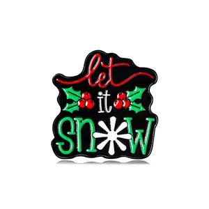 Kerst emaille broche met Let it snow belettering en hulst met rode bessen ontwerp