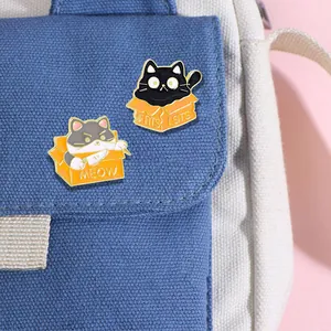 Pins en émail de chats mignons avec motifs 'If Fits I Sits' et 'Meow' sur un sac