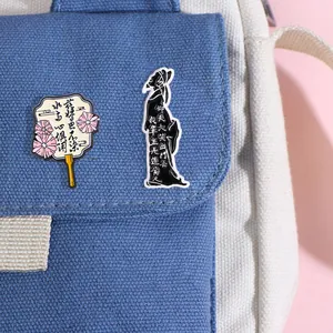 Detail van Chinese stijl emaille broches met poëzie op een canvas tas