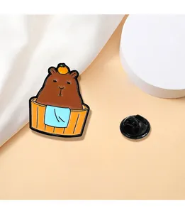 Λεπτομέρεια από καρφίτσα σμάλτου Capybara με σχέδιο πορτοκαλί μπανιέρας και κούμπωμα