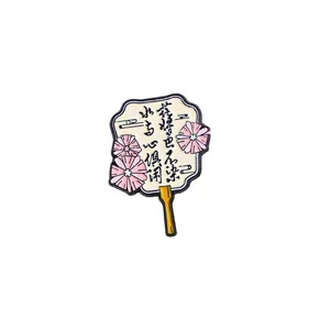Vintage metalen waaierbroche met kersenbloesems en Chinese kalligrafie