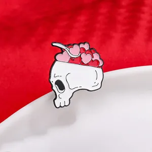 Spilla creativa a forma di teschio con cuori su sfondo di tessuto rosso testurizzato
