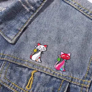Spille gatto in smalto su giacca di jeans con motivi a stelle colorate e arte del gatto