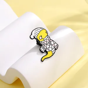 Simpatica spilla in smalto giallo con cappello bianco e maglione a quadri rosa e bianchi