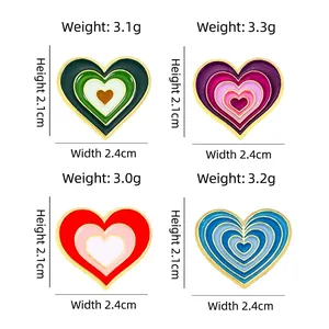 Lot de quatre broches émaillées en forme de cœur en alliage doré avec dimensions