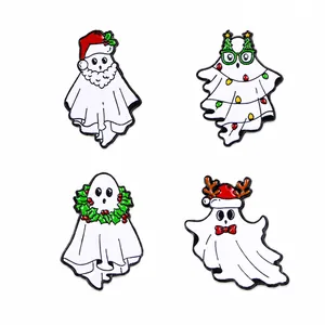 Set mit vier süßen Weihnachtsgeist-Emaille-Pins mit festlichen Hüten und Accessoires