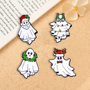 Set mit vier Zeichentrick-Gespenst-Emaille-Pins mit Weihnachtsmützen und Zubehör