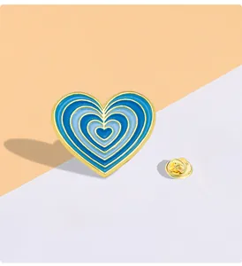 Détail du pin's en émail cœur dégradé bleu avec dorure et fermoir papillon doré