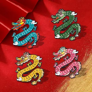 Set mit vier bunten chinesischen Drachen-Emaille-Broschen in Grün und Gold auf Rot
