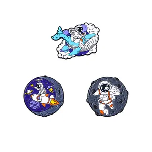 Lot de broches émaillées astronaute avec baleine et fusée, design dessin animé bleu et blanc