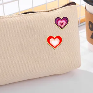 Broches cœur émaillées mignonnes sur sac en toile comme accessoire de mode superposé