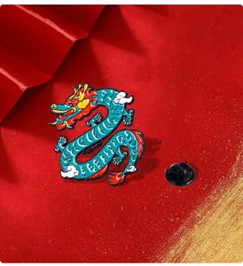 Detail der grünen Drachen-Emaille-Brosche mit roter Mähne und Wolken-Design