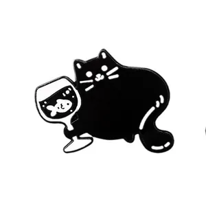 Pin's chat noir dessin animé tenant un verre de poisson, badge broche chat en alliage