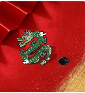 Detailansicht einer grünen China-Drachen-Emaille-Nadel mit schwarzem Verschluss auf Rot