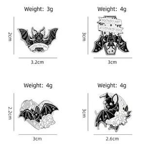 Lot de quatre broches chauve-souris en émail noir avec motifs gothiques lune et cœur