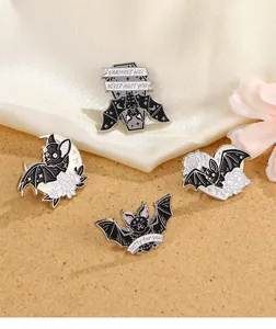 Vue détaillée d'un ensemble de broches en émail chauve-souris gothique sur du satin