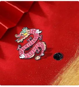 Detailansicht der Emaille-Brosche mit chinesischem Drachen, roten Details und Gummiverschluss