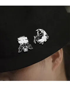 Broches gothiques chauve-souris et cercueil sur un chapeau noir avec citations de vampires