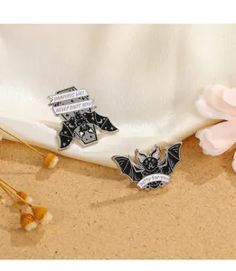 Badges en émail gothique avec chauve-souris et cercueil sur soie décorée