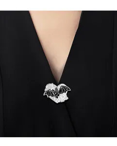 Broche gothique chauve-souris et roses avec cadre cœur sur revers de vêtement