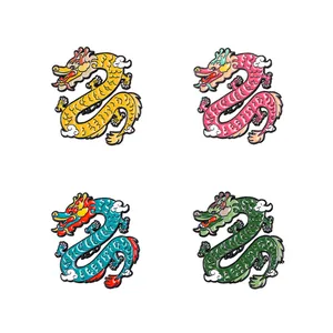Set aus vier bunten Drachen-Emaille-Pins in Gelb, Rosa, Blau und Grün für Neujahr