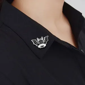 Broche chauve-souris en émail avec texte Batty for you sur col de chemise