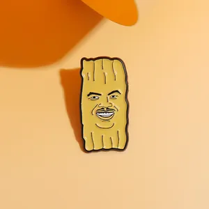 Détail du pin's en émail caricature Steve Harvey avec finition jaune sur orange